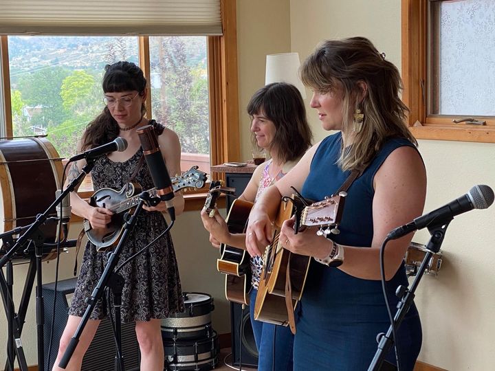 Della Mae’s Fam Fest is this weekend! 🤩 Hear music from Della Mae, Dori Freeman